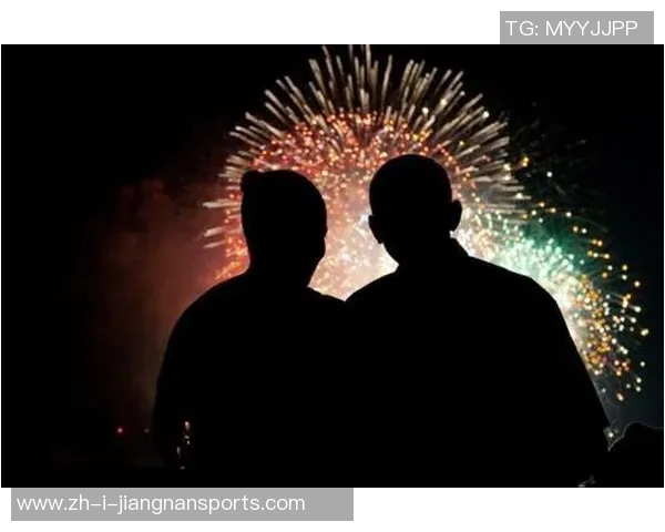 足球场上的浪漫时刻 球星们激情接吻瞬间引发热议